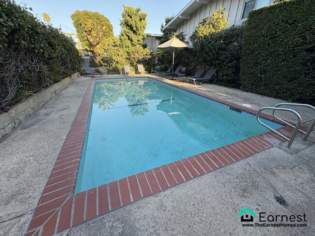 Building Photo - 2 + 1.5 Charming Remodeled Townhouse in th...