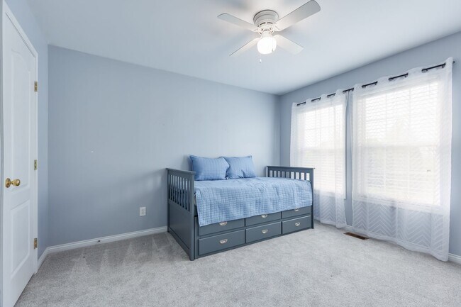 Building Photo - Short term rental available