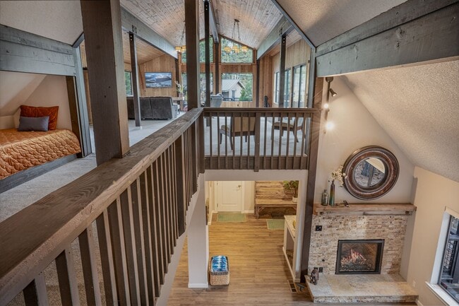 Building Photo - SKI LEASE:  Family Home with 1-Car Garage,...