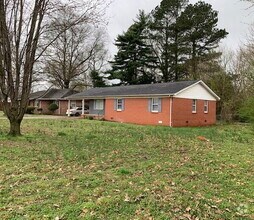 Building Photo - 3 Bedroom, 2 Bath Home!