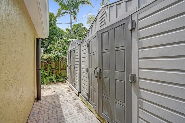 Building Photo - 1145 NE 12th Ave