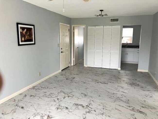 Building Photo - 317 Lake Evelyn Dr