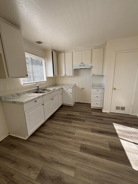 Building Photo - 1134 E Ave Q