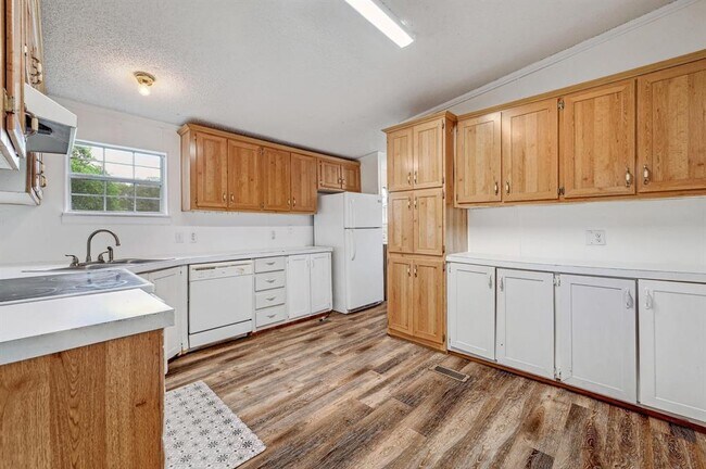 Building Photo - 241 Glenwood Dr