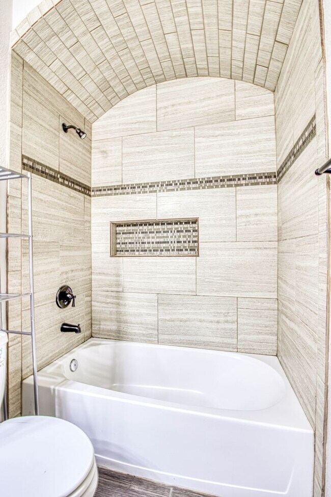 Building Photo - Beautiful 3 bed-2 baths with Casa Club/Gym...