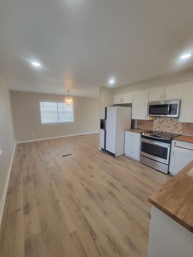 Building Photo - Make Midtown living your own!