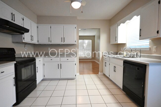 Building Photo - 636 Emerald Ln