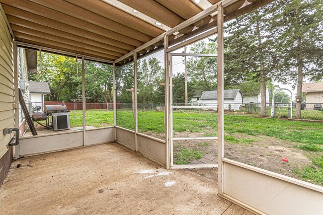 Building Photo - Fenced in yard!