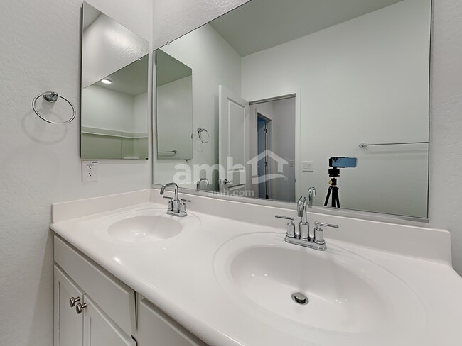 Building Photo - 4218 S 105th Dr