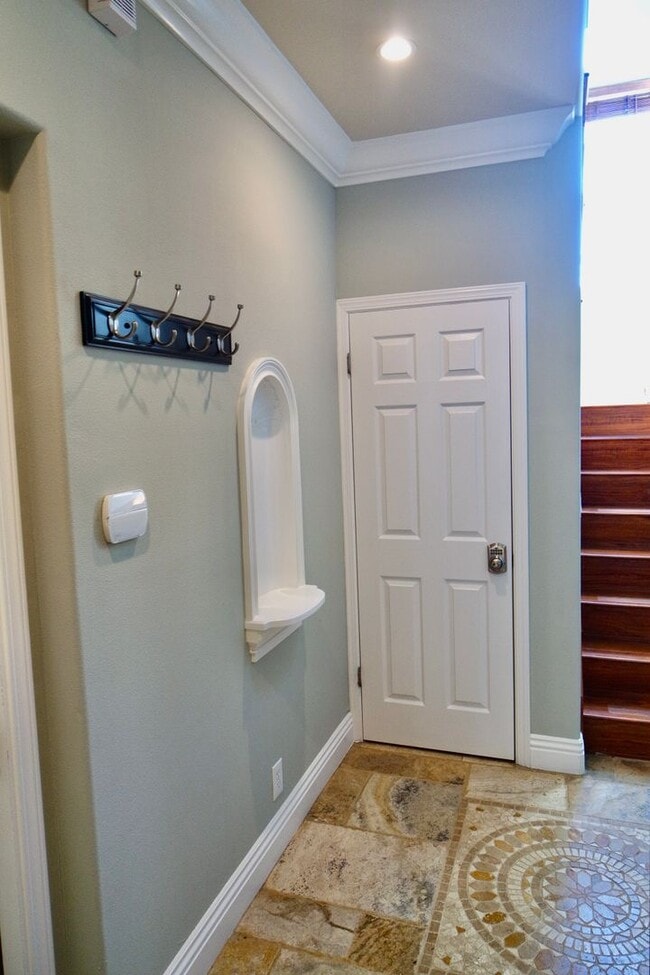 Building Photo - Modern House Near Downtown