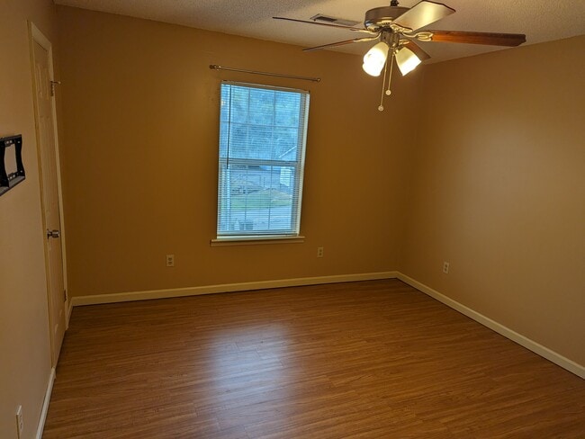 Building Photo - 168 Riverview Dr