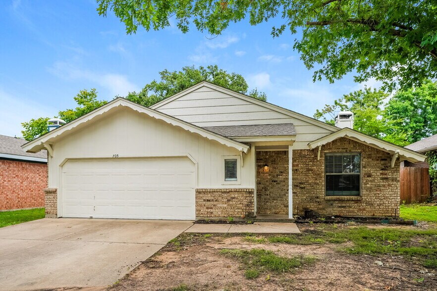 Primary Photo - 705 Nightingale Cir