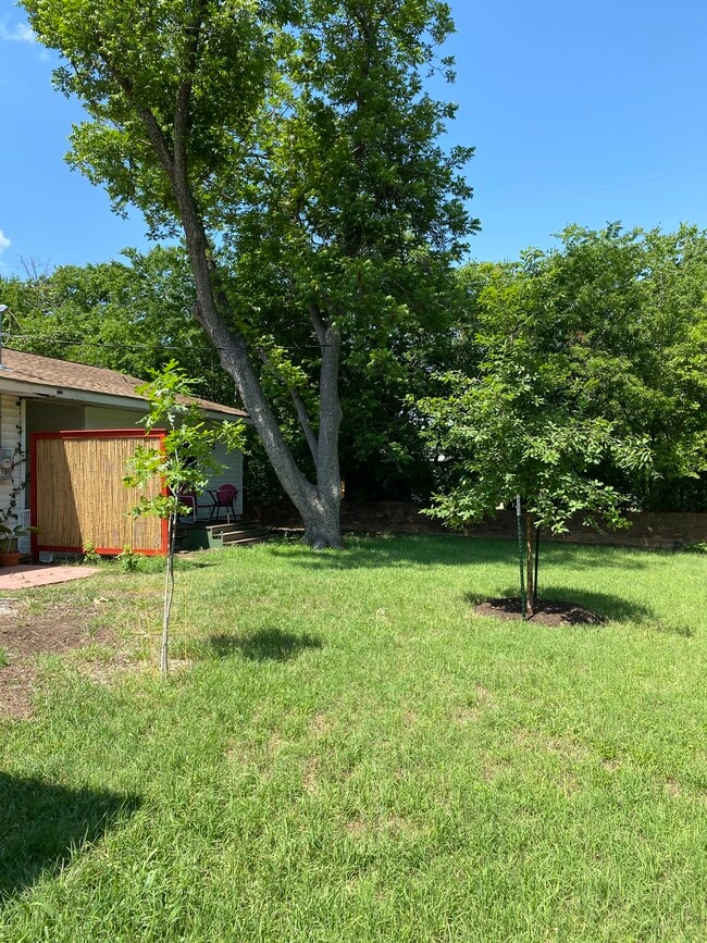 Building Photo - 6700 Columbia Dr