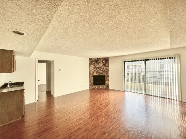 Building Photo - Spacious 2 Bed 2 Bath Apartment w/ In Unit Washer Dryer & Central A/C