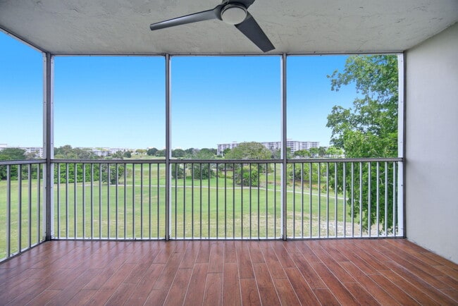 Building Photo - 2901 S Palm Aire Dr