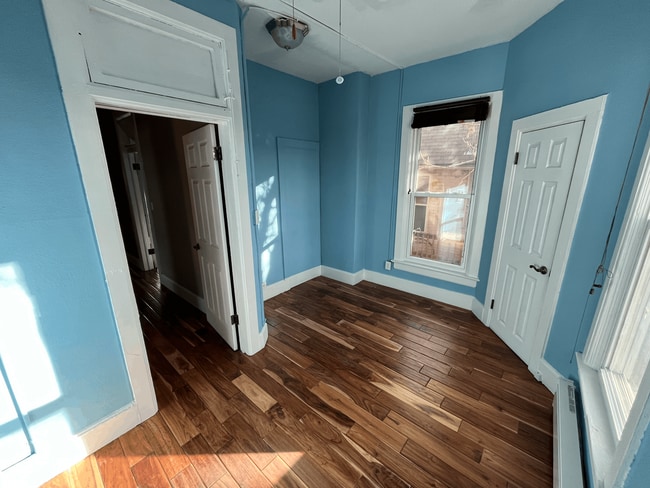 Building Photo - Beautiful 2 bed 1 bath in unit W/D, renovated kitchen, walkablitiy!