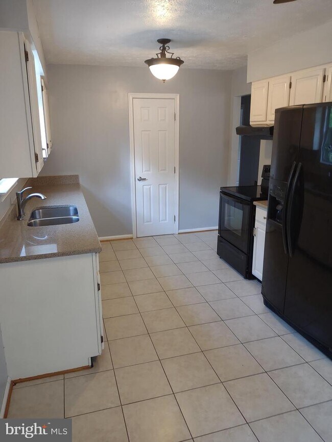 Building Photo - 351 Skyview Dr