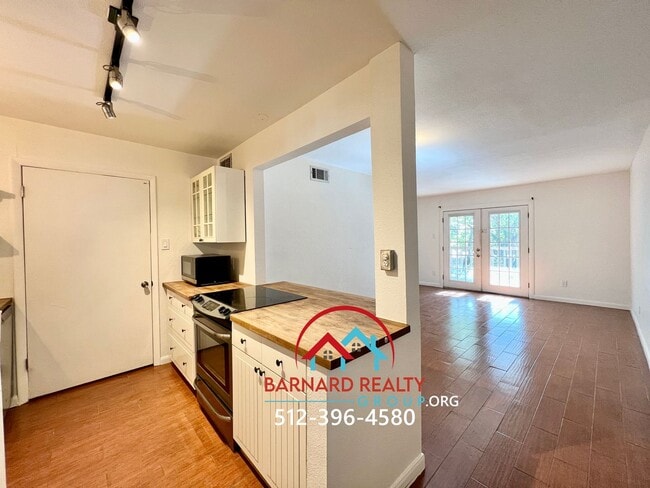 Building Photo - 402 N Fredericksburg St