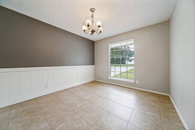 Building Photo - 313 Sagecrest Dr