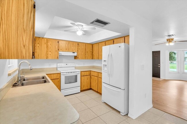 Building Photo - 5852 Brickell Dr