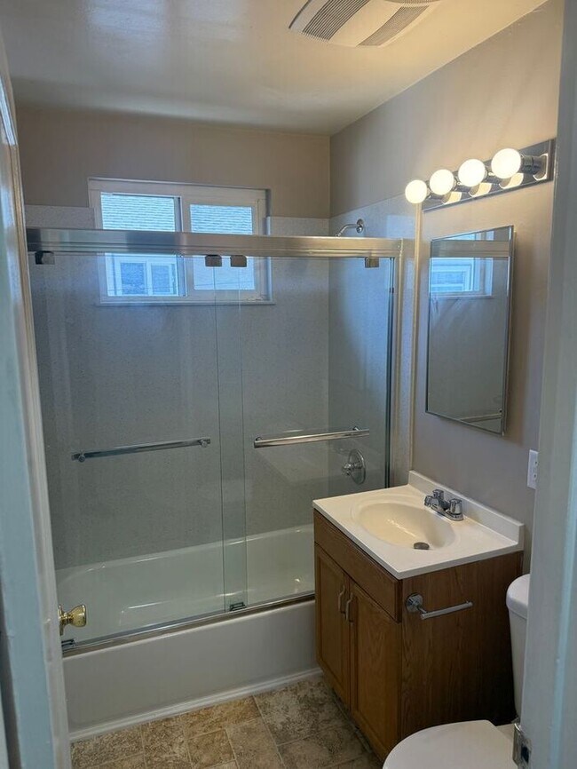 Building Photo - Great 2 Bedrooms 1 Bath