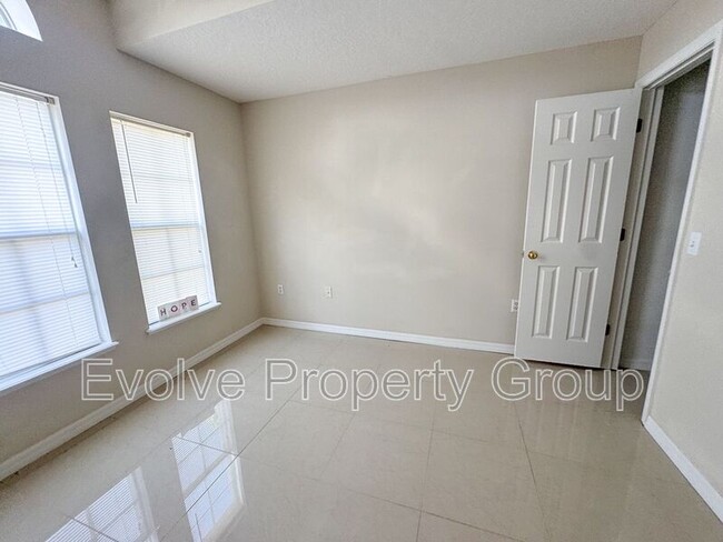 Building Photo - 21 Llanes Pl