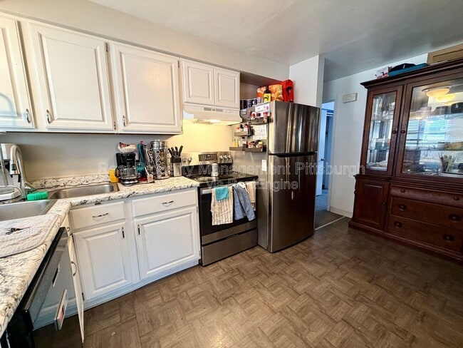 Building Photo - 433 Ella St