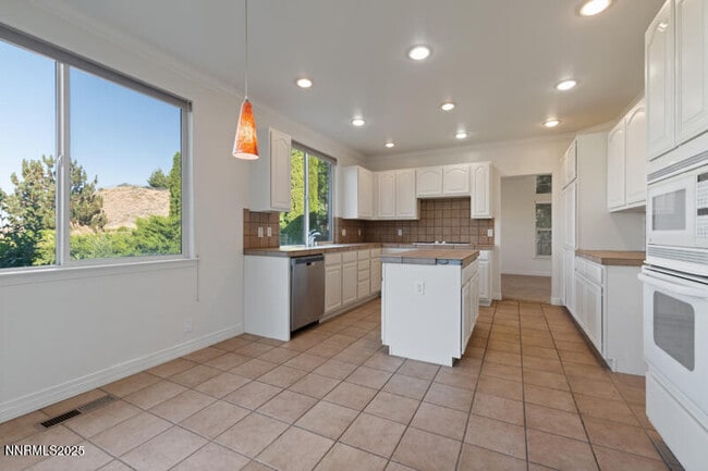 Building Photo - 7021 Heatherwood Dr