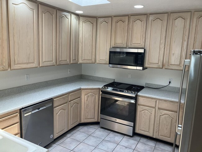 Building Photo - 3 Bed 2 Bath Single Level Patio Home
