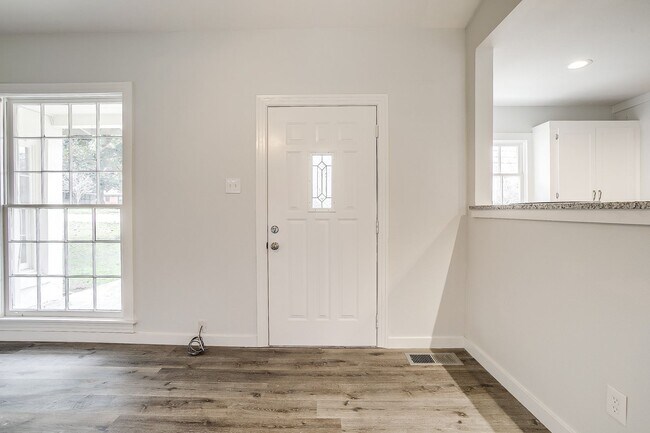 Building Photo - Fully Remodeled 3 Bed, 2 Bath Home in River Oaks w/ Basement- 76114