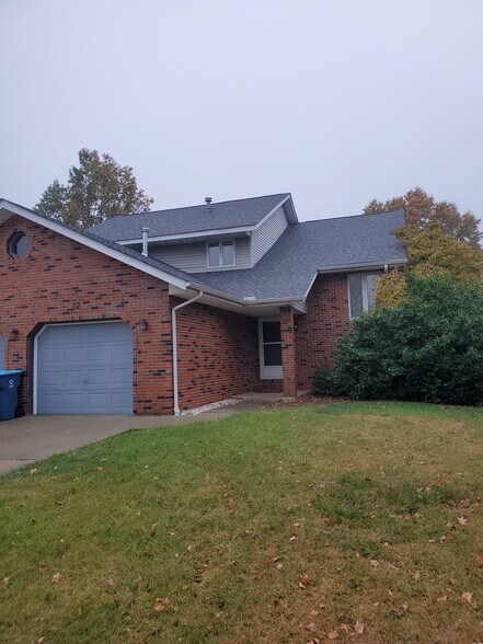 Primary Photo - 12 Pebble Ct