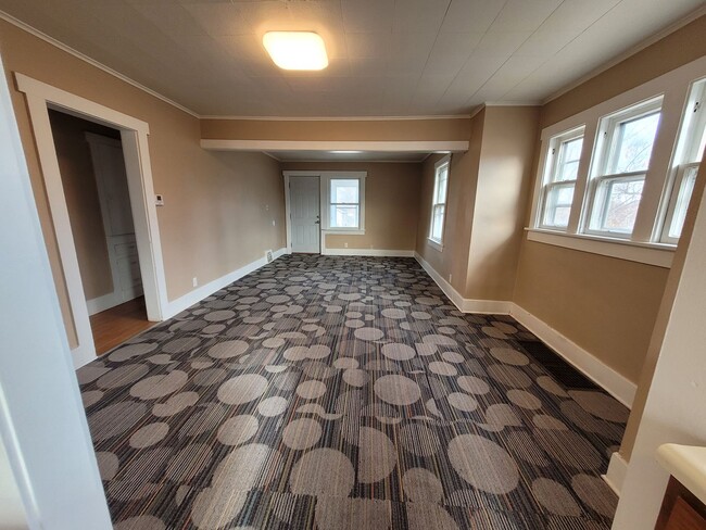 Building Photo - 2 Bedroom, 1 Bathroom Home with Deck