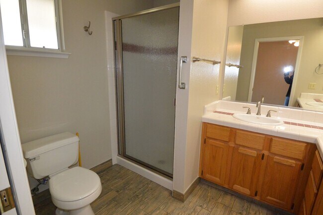 Building Photo - 3 bedroom 2 bathroom in the El Diamante sc...