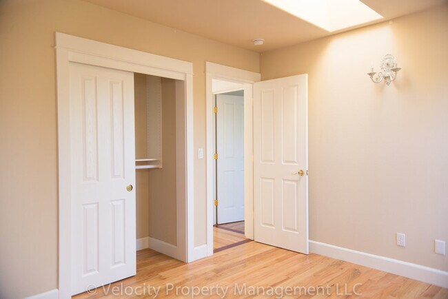 Building Photo - 2954 NE Red Oak Dr