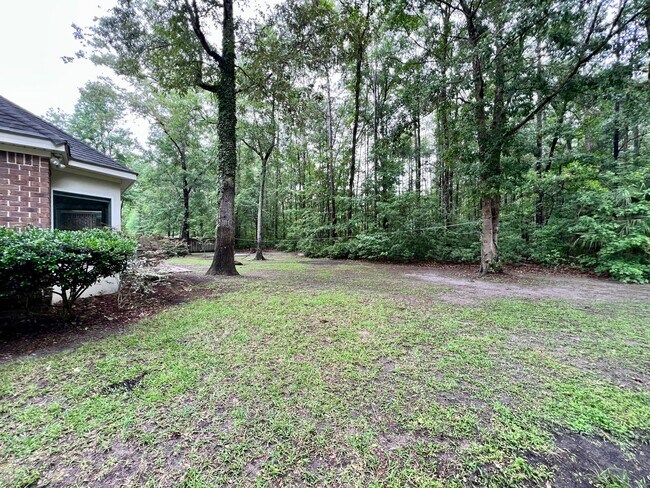 Building Photo - AVAILABLE LATE JULY 2025 (PET FRIENDLY)