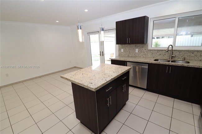 Building Photo - 230 SW 30th Ave