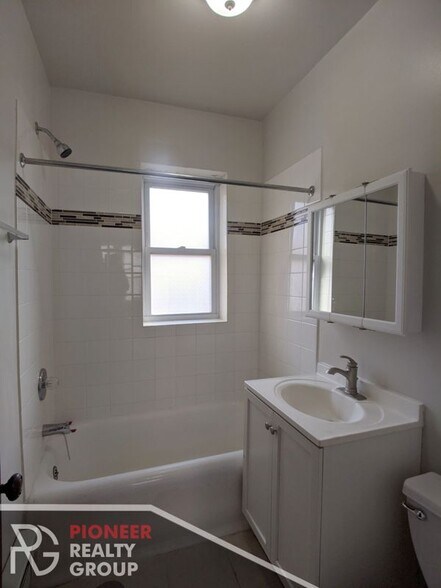Building Photo - 3821 N Greenview Ave