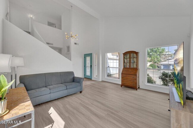 Building Photo - 1121 Regal Ridge Dr