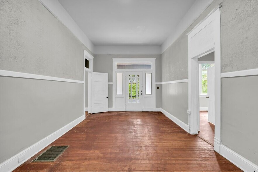 Building Photo - 625 8th St N
