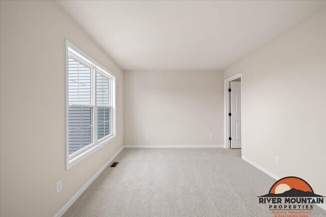 Building Photo - Charming Townhome with Garage and Bonus Room