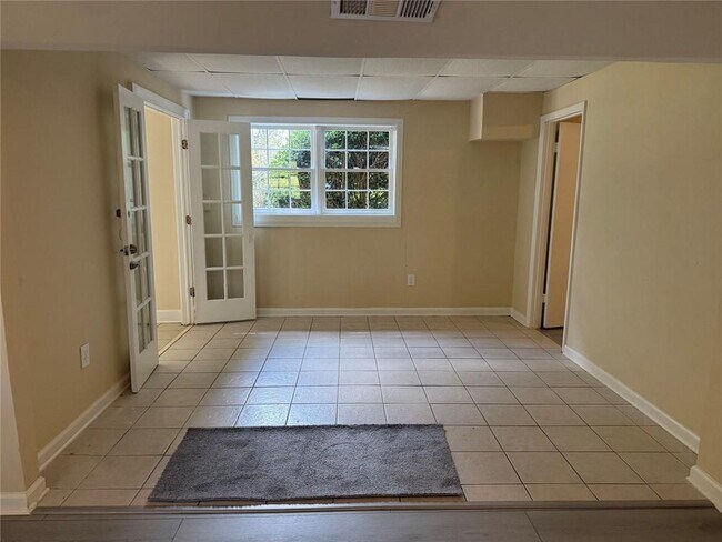 Building Photo - 2035 Debra Ln
