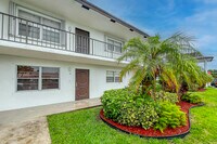 Building Photo - 3111 Gardens E Dr