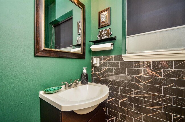Building Photo - 4315 Fernwood Dr