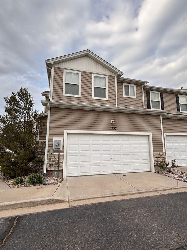 Building Photo - Beautiful Remodeled 3 Bedroom End Unit Tow...