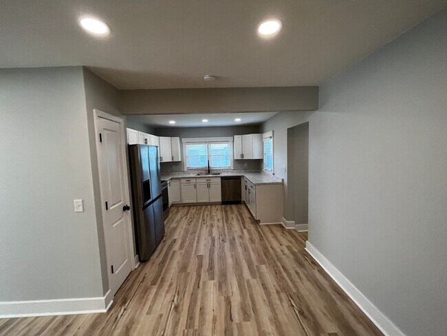Building Photo - 4Bed/3Bath Renovated Student friendly housing