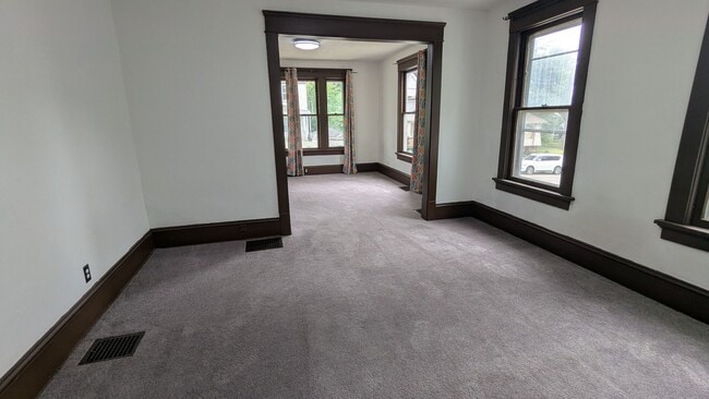 Building Photo - 8th St Triplex