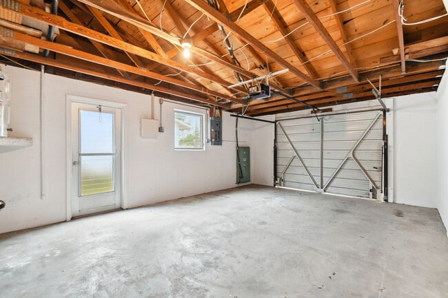 Building Photo - 4818 Dogwood St