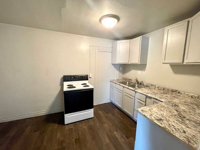 Building Photo - 119 S Elm Ave