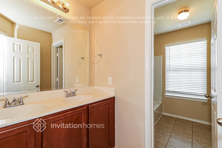 Building Photo - 5544 Thunder Bay Dr