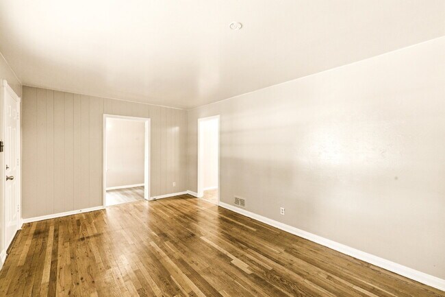 Building Photo - Four Bedroom Home In Aurora - ready ASAP. Brand New Paint Top to Bottom, with updated flooring!